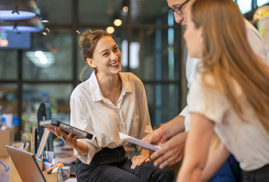 travail entre collègue dans un open space